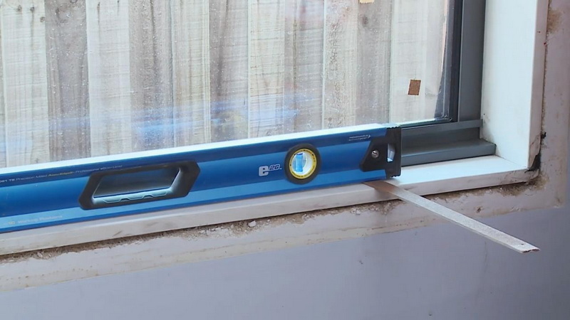 how to clean chalky aluminum window frames_1