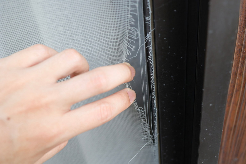 how to replace aluminum screen on screen door